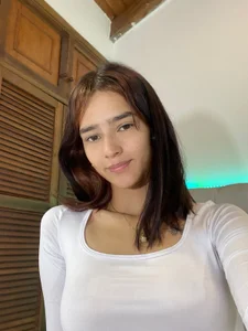 I’m live now from 8:30 AM to 3:30 PM (Colombia) 🌸✨ I woke up blushing just thinking about you… my b od MelodyMansson  3 snímek