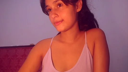 Baby_Elisee 💋 Hoy me siento especialmente traviesa... Ven a saludarme y tal vez te lleves una sorpresa. ❤️ Pic 3