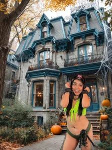 LiaMonroee_ Sweet or naughty? 🥵🎃 Foto