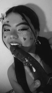 klhoe_boobs My purple world 💜🤫 Foto 4