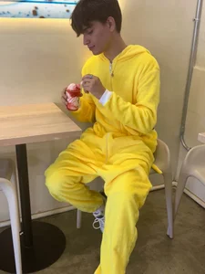 Enjoying my ice cream 🍦 od Naim_TheKing  2 snímek