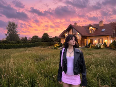 Sunsets are my passion, my black hair looks so stylish on them🤩..... od NakishaPreedom  snímek
