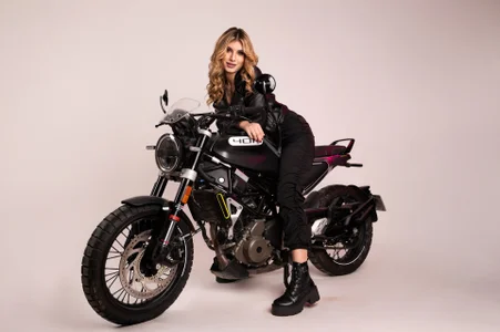 AnisiaConnor kullanıcısının Biker Girl albümü -  4 fotoğraf