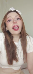 Zdjęcia Amber_prada "New Photo Set - Cute White Crop Top & Light Blue Lace Panties 💙 Teasing & Posing":  6