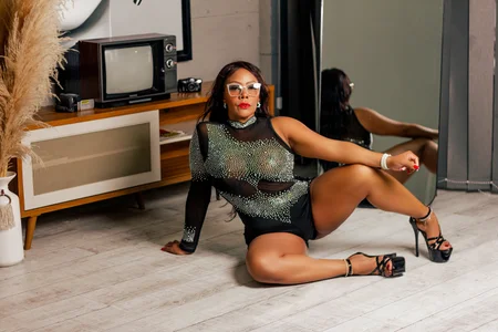 AmberNix UNLEASING DESIRE IN BLACK, IMAGES THAT TURN ON Pic