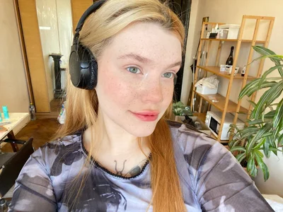 Honey___Hot Public Pic 3