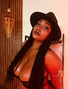 Coral_Lise Shall we ride? 🐎 Pic 5