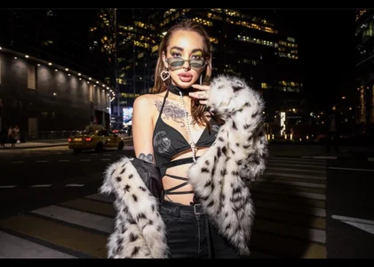 Sextazy Public Pic 2