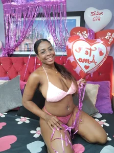 KatieGomez: Valentine's Day ( 3 фото)