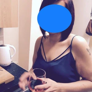 Curvy-Essex-Milf Public Pic