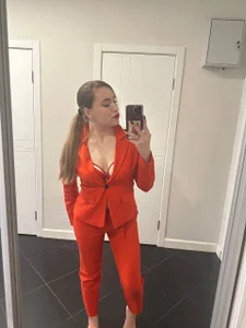 VeraLili Public টি ছবি