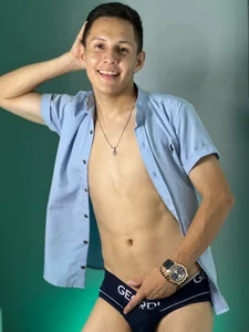 IzanArias cute Pic 3