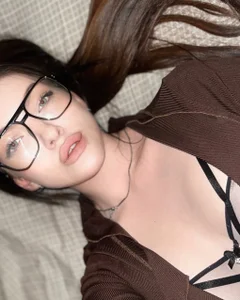 Ashley_for_youのI came to pick up the annual report 🤓👄の 2枚の写真