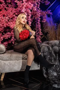 Kelly_Mature_ Public Pic 8