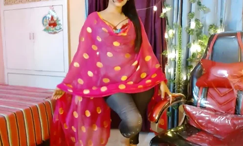 ravishingkanika "इस सादगी पे कौन ना मर जाए, ए ख़ुदा। लड़ते हैं, ओर हाथ में तलवार भी नहीं।..!! ❤️❤️ টি ছবি