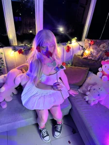 Melody-chers Between lights and petals I become a dream that you can't touch... but you can imagine 💋🌹 Poză