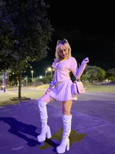 Lollyrose_ Taking a stroll through my city at night✨ slika