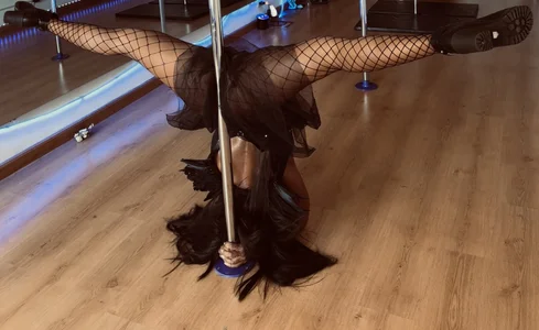 SarahCinnamon- Pole Dance Pic 4