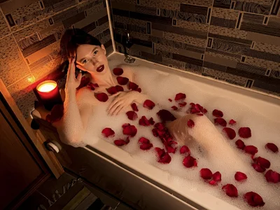 I love wine in the bath with rose petals de JenniferRousey Foto