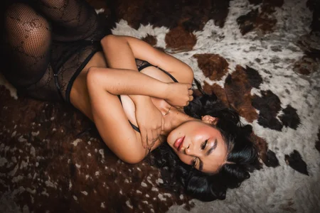 Holly_Brensonexx_ “If you were here, I wouldn't let you escape... I would make you feel every sigh, every moan, as if Foto 2