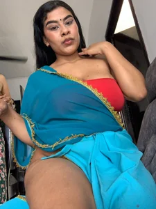 iniyalaboni_ your favorite india 🔥 slika
