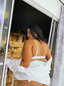 Pau_liCurvy Beauty in White图片