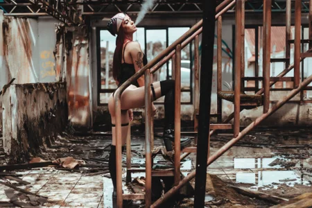 babi_vale between broken walls and strong curves Pic 6