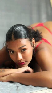 aleja_montiel__のLet me know if you like me in redの 2枚の写真