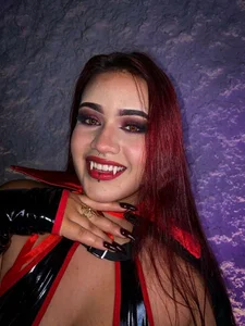 allison_rossee 🧛‍♀️💋 This sexy little vampire is already online… Do you dare give in to my temptation? 😈🩸 Pic