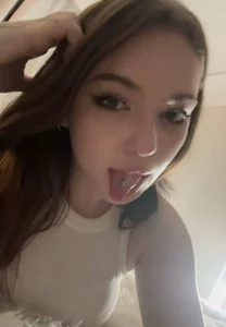 ThuBoppre kiss me in cheek Pic