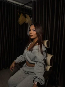 CharlotteGraay “So elegant, I turn you on without even touching you.”🏛️🔥 Bilde 2