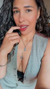 IVONNE_COLLINS33 Confortable Pic