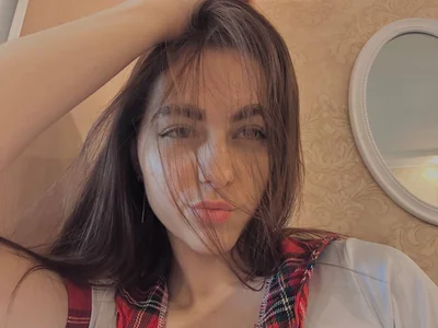 CarolannMirjah experimenting with different looks. ✨ Pic 4