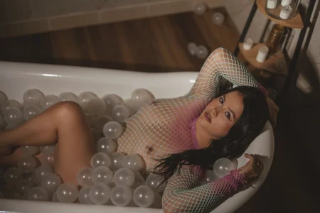 Kim_and_Mia: A bathroom with me 💦💦 ( 2 фото)