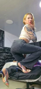 Ladyy_Scarlett WILL YOU PULL MY PANTS DOWN, HONEY? зображення