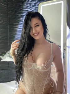 moniqque Public Pic 2