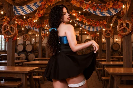 Skyler_Fox_ Cheers at Oktoberfest 🍻 Foto 3