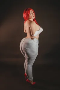 lenah_smith RED HAIR টি ছবি