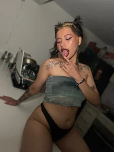 Luna_Blooms playing in the kitchen Foto 5