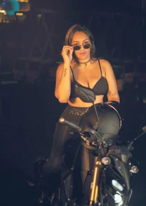 dalila_salazar Your motorcycle mommy, daddy 💋🎁 Foto 3