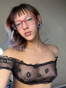 Morgananoir1 I'm hot, can you help me take this off? 😏 Pic 3