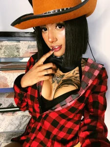 I want to be your favorite cowgirl 🤠💋 de Milu_carbajal_x  5 Imagens