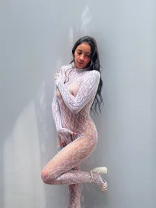 Kata_harrington white makes me look elegant  2. fénykép