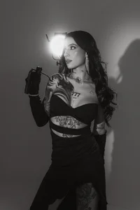 MilaLawrence Focus on me Pic