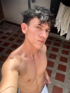 Max_silver_ Shirt off💦 Pic 3