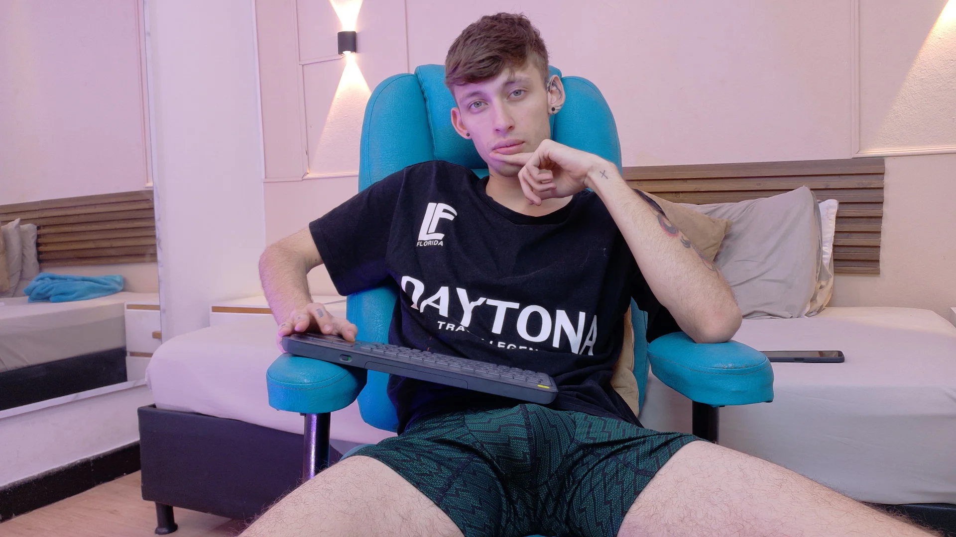 Max_saenz Your naughty and good boy its here 😈👻 . fénykép