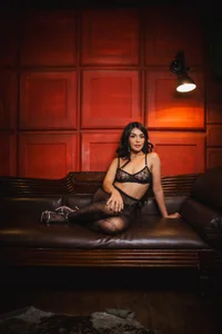 Holly_Brensonexx_ “If you were here, I wouldn't let you escape... I would make you feel every sigh, every moan, as if Foto 3