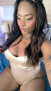 KAROL-SCOTT: Too hot to scroll… 🔥 ( 2 фото)