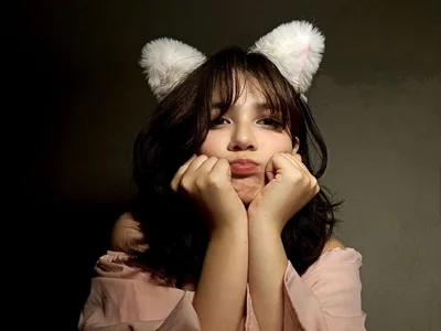 KiaConfrey Public Pic 4