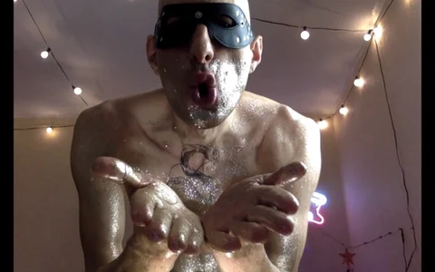 HandsomeAlfie Blowing you a kiss in a golden glow👄 Pic